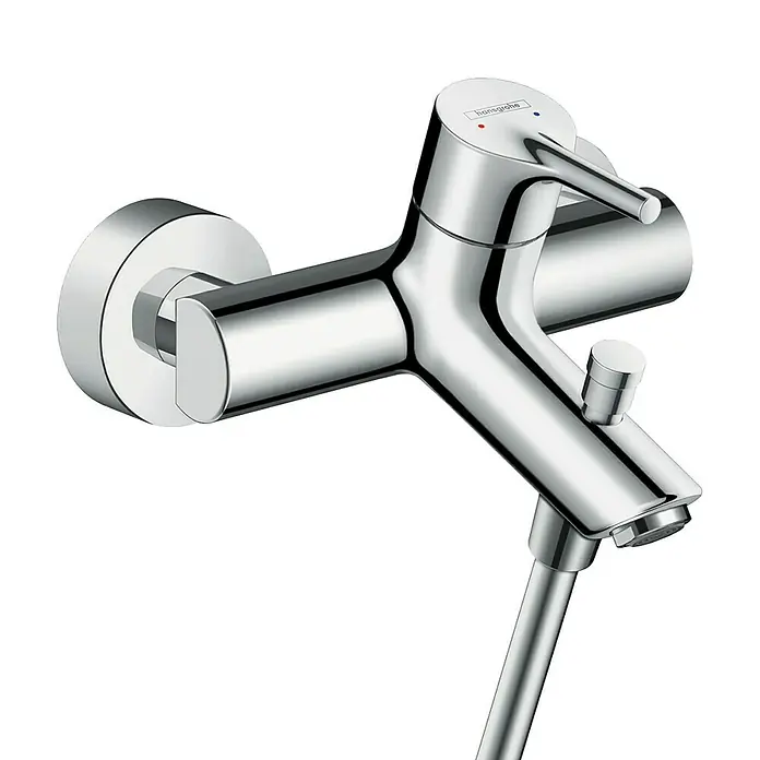 Hansgrohe Badewannenarmatur Talis S - Ausladung Armatur: 166 mm, Chrom, Glänzend - Nahaufnahme einer glänzenden, silbernen Hansgrohe Brausearmatur für die Wandmontage, die Qualität und elegantes Design vereint.