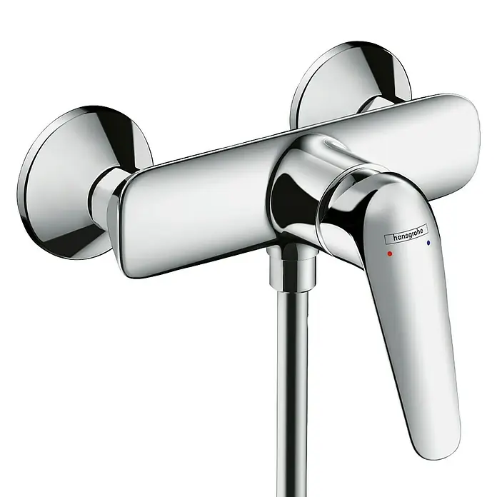 Hansgrohe Brausearmatur Novus - Chrom, Glänzend - Nahaufnahme einer glänzenden, verchromten Hansgrohe Armatur mit Hebel und runden Rosetten.