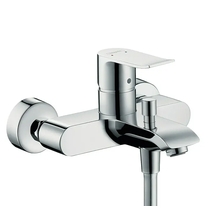 Hansgrohe Metris Badewannenarmatur Metris - Ausladung Armatur: 181 mm, Chrom, Glänzend - Nahaufnahme einer glänzenden, verchromten Hansgrohe Armatur, die modernes Design und Funktionalität für das Badezimmer vereint.