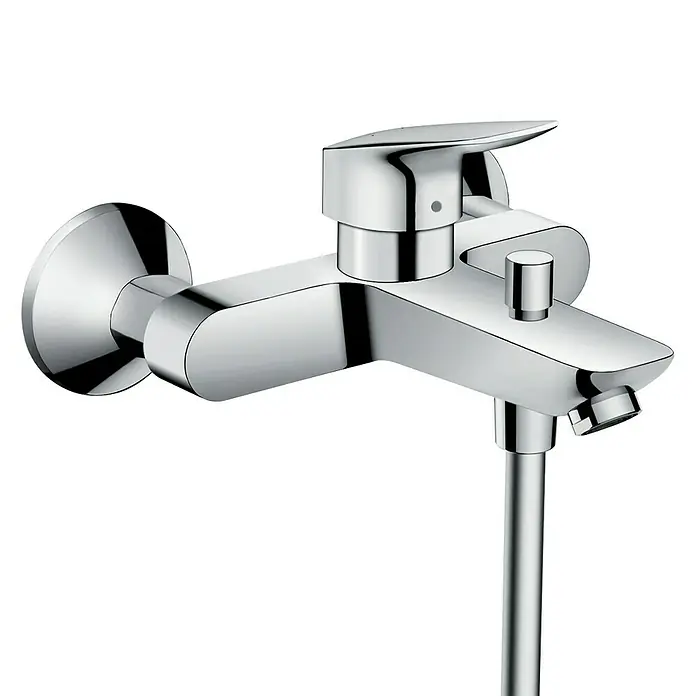 Hansgrohe Badewannenarmatur Logis - Ausladung Armatur: 194 mm, Chrom, Glänzend - Nahaufnahme eines verchromten Badewannenmischers mit Brauseanschluss, der sich durch sein glänzendes Finish und modernes Design auszeichnet.
