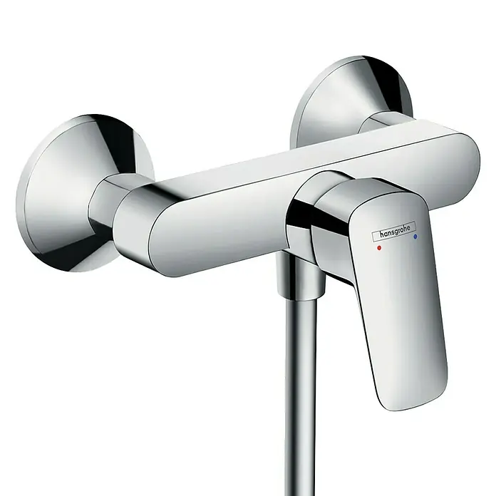Hansgrohe Logis Brausearmatur - Chrom, Glänzend - Nahaufnahme eines verchromten Hansgrohe Duschmischers mit Temperaturregler und Brauseanschluss.