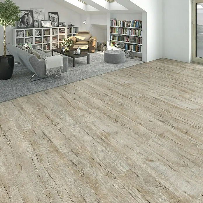 Living by Haro Designbodenmuster HydroStar XL Eiche Ferrara weiß200 x 235 x 8 mm, Landhausdiele - Ansicht des hellen Holzbodenbelags mit natürlicher Holzstruktur und Maserung in einem modernen Wohnraum.