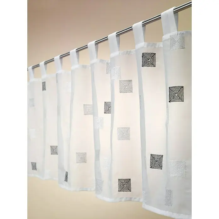 Elbersdrucke Bistrogardine Quadro - 140 x 48 cm, 100 % Polyester, Schwarz/Weiß - Diese Aufnahme zeigt einen Vorhang mit einem geometrischen Muster, das eine moderne und elegante Ästhetik vermittelt.