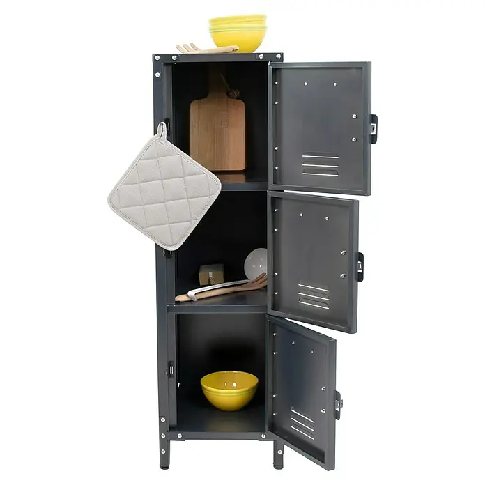 Metall-Mehrzweckschrank Vintage - L x B x H: 35 x 30,5 x 100 cm - Das Foto zeigt ein graues Metallregal mit drei Fächern, in denen sich Küchenutensilien wie Schüsseln, ein Schneidebrett und ein Topflappen befinden.