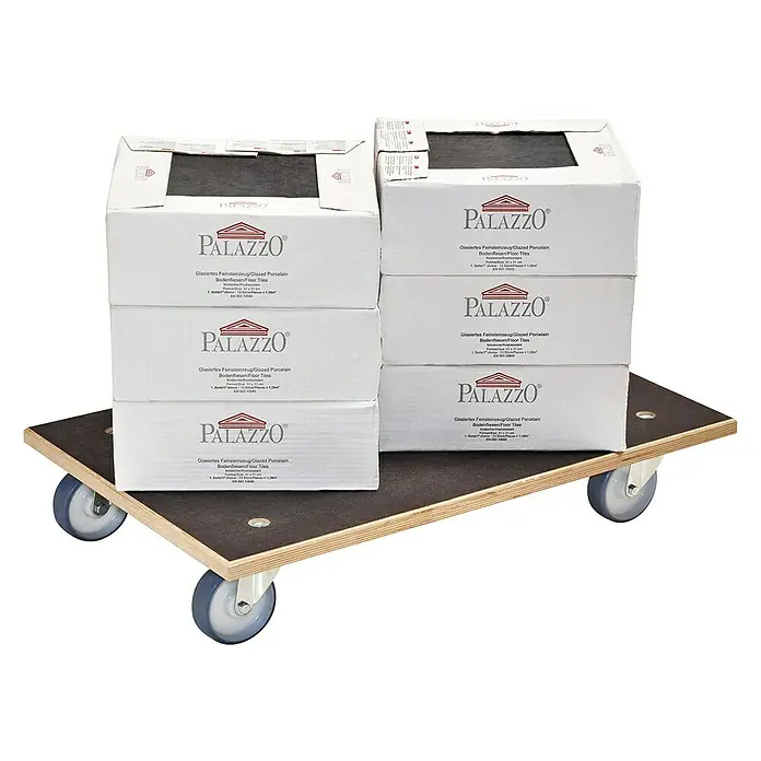Wagner System Transportroller MM 9646 - L x B x H: 780 x 490 x 150 mm, Traglast: 500 kg, Holz - Kisten mit Palazzo Glasfliesen auf einer Rollplatte.