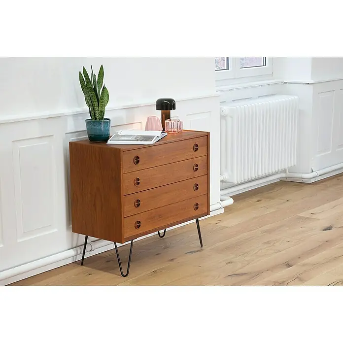Wagner System Möbelfuß Hairpinlegs - Stahl, Höhe: 20 cm, Schwarz - Elegante Holzkommode mit vier Schubladen und filigranen Metallbeinen, dekoriert mit Pflanzen und Lampen, vor einer weißen Wand.