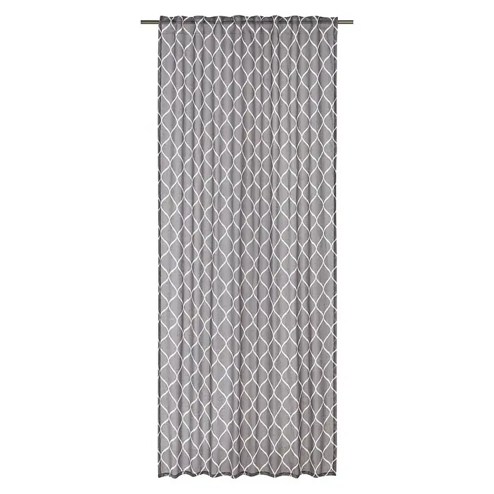 Elbersdrucke Schlaufenschal Alea - 140 x 255 cm, 100 % Polyester, Grau - Grauer Vorhang mit weißem Muster, der von einer Stange hängt und das Licht im Raum sanft filtert. Ideal zur Dekoration.