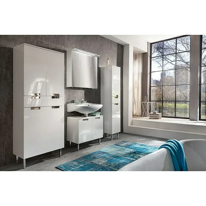 Schildmeyer LED-Spiegelschrank Sunny/Profil - B x H: 70 x 72,3 cm, Mit Beleuchtung, Holz, Weiß - Modernes Badezimmer-Interieur mit weißen Hochglanzmöbeln, Waschtisch und Badewanne unter einem großen Fenster für viel Tageslicht.