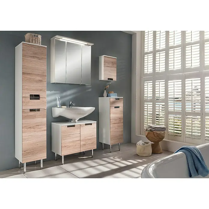 Schildmeyer Sunny Sockelfuß-Set - 4 -tlg., Chrom - Badezimmer-Interieur mit modernen Möbeln in Holzoptik und Weiß, inklusive Waschtisch, Spiegel und Hochschrank für ein stilvolles Ambiente.