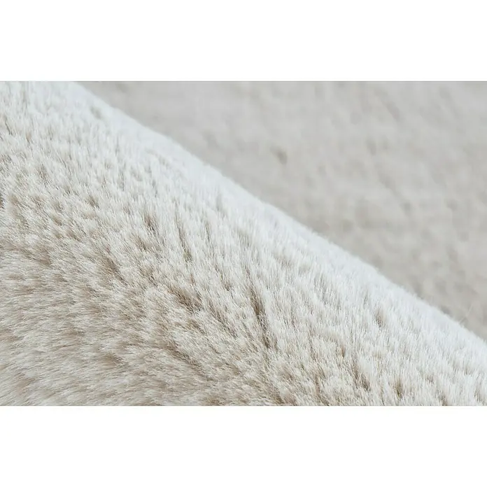 Fellteppich Happy - Beige, 230 x 160 cm, 100 % Polyester (Flor) - Nahaufnahme eines hellen, weichen Teppichs, der zum Kuscheln einlädt. Die flauschige Textur verspricht Komfort und Wärme.