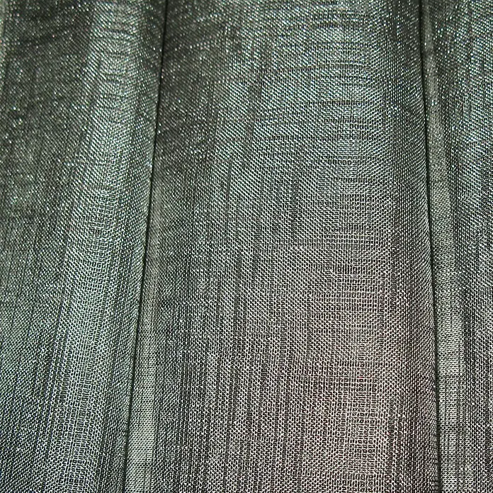 Elbersdrucke Schlaufenschal Effecto - 140 x 255 cm, 100 % Polyester, Anthrazit - Nahaufnahme eines eleganten, dunklen Vorhangs mit feiner, metallisch schimmernder Webstruktur, die subtilen Glanz verleiht.