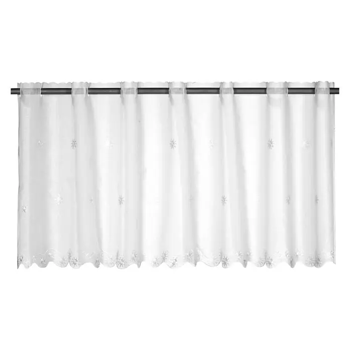 Elbersdrucke Bistrogardine Valley - 148 x 46 cm, 100 % Polyester, Offwhite - Das Bild zeigt einen weißen Voile-Kurzstore mit zarten Stickereien und einem gewellten Saum, der an einer dunklen Gardinenstange hängt.