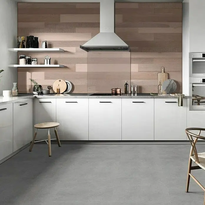 Indo Wandpaneel Barnwall Tuscany - Shorea, 1.200 x 120 x 10 mm, 0,864 m² - Helle Küche mit modernen weißen Schränken, einer Dunstabzugshaube aus Edelstahl und einem stilvollen Holzhintergrund.