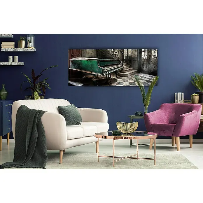 Glasbild Piano - Klavier, B x H: 125 x 50 cm - Wohnzimmer mit stilvoller Einrichtung, darunter ein cremefarbenes Sofa, ein rosa Sessel und ein Couchtisch mit Spiegelplatte. Wandbild mit Klavier.