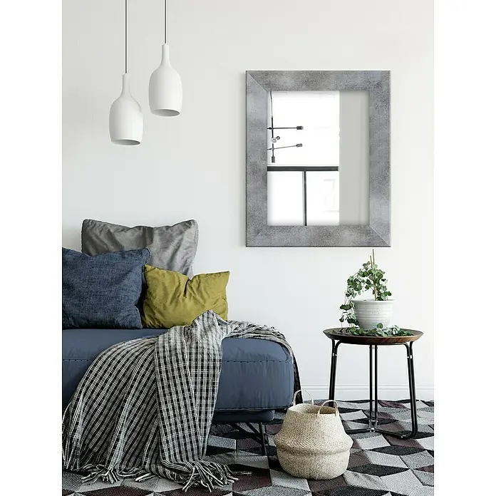 Rahmenspiegel Jyvaskyla - 60 x 86 cm, Beton, Holz - Wohnzimmer mit Sofa, Kissen, Decke, Tisch und Spiegel. Die graue Farbtöne sorgen für eine stilvolle, moderne Atmosphäre im Raum.