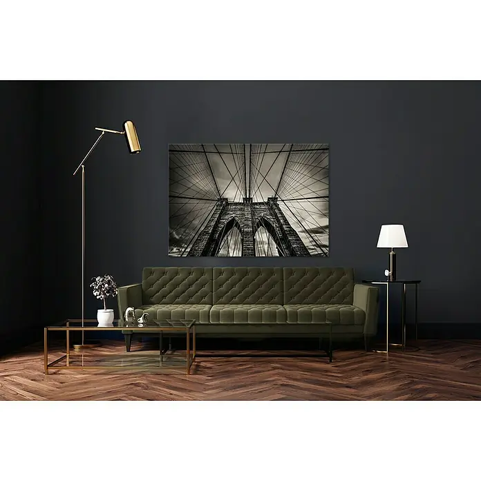 Leinwandbild - Brooklyn, B x H: 113 x 85 cm - Ein stilvolles Wohnzimmer mit einem olivgrünen Sofa, goldenen Akzenten und einem Wandbild der Brooklyn Bridge. Elegantes Ambiente.