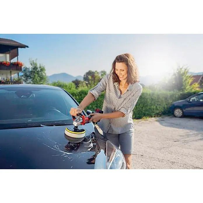 Einhell PXC 18V Pulidora de batería CE-PE 18/180 LI E Solo - 18V, Sin batería, Diámetro disco: 180 mm - Mujer puliendo un coche con una máquina pulidora. La máquina tiene un accesorio de pulido amarillo y asegura un resultado brillante.