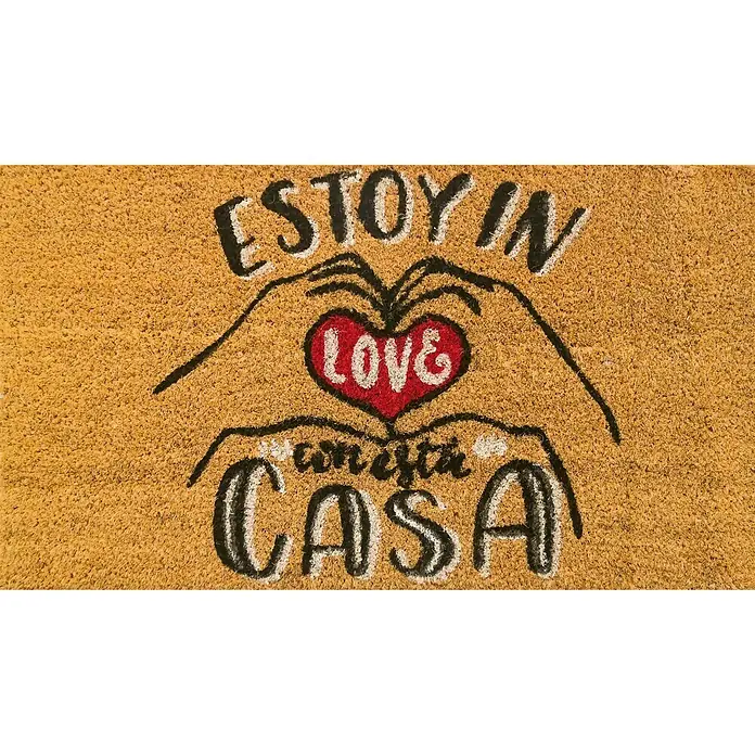 Felpudo In love - 70 x 40 cm, Multicolor - Un felpudo con "Estoy in love con esta casa" y un corazón rojo, con manos formando un corazón, transmitiendo un ambiente acogedor y amoroso en casa.