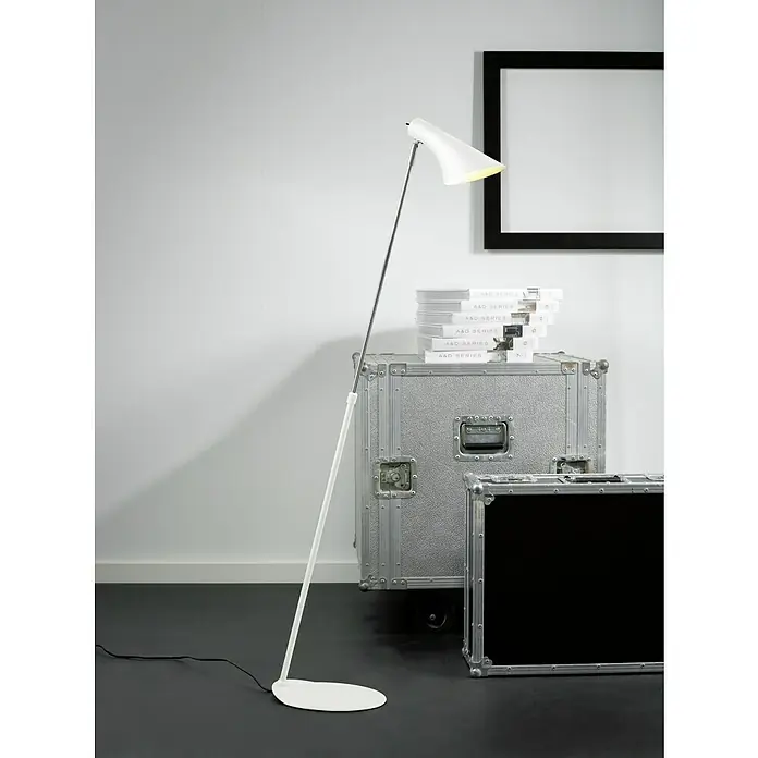 Nordlux Vanila Lámpara de pie - 40 W, Altura: 129 cm, Blanco, E14 - Elegante lámpara de pie con pantalla blanca y diseño estilizado, ubicada junto a una maleta plateada y una serie de libros.