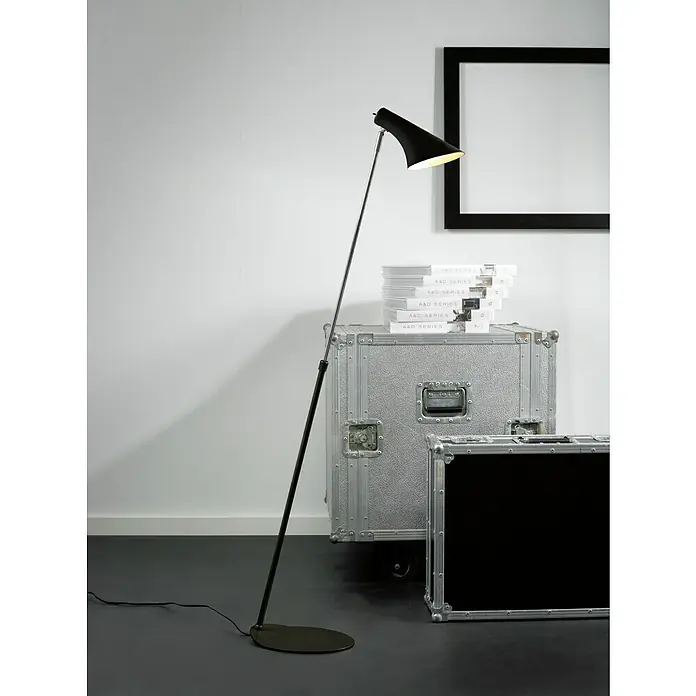 Nordlux Vanila Lámpara de pie - 40 W, Altura: 129 cm, Negro, E14 - Elegante lámpara de pie negra con un diseño elegante, perfecta para interiores modernos. Está al lado de una maleta plateada.