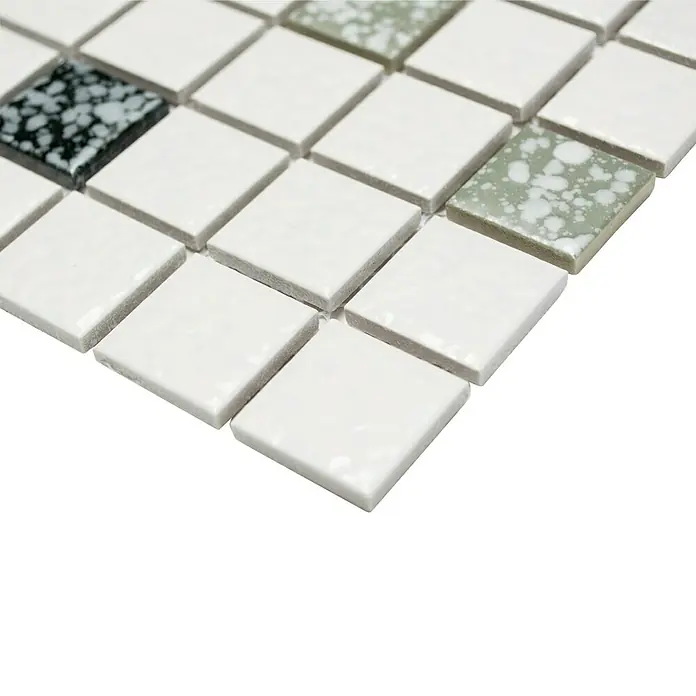 Mosaikfliese Quadrat Mix TD 180N - 30,5 x 30,5 cm, Weiß/Schwarz, Glänzend - Nahaufnahme der weißen und farbigen Mosaikfliesen, die ein einzigartiges Muster erzeugen und die Oberfläche mit ihrem Glanz hervorheben.