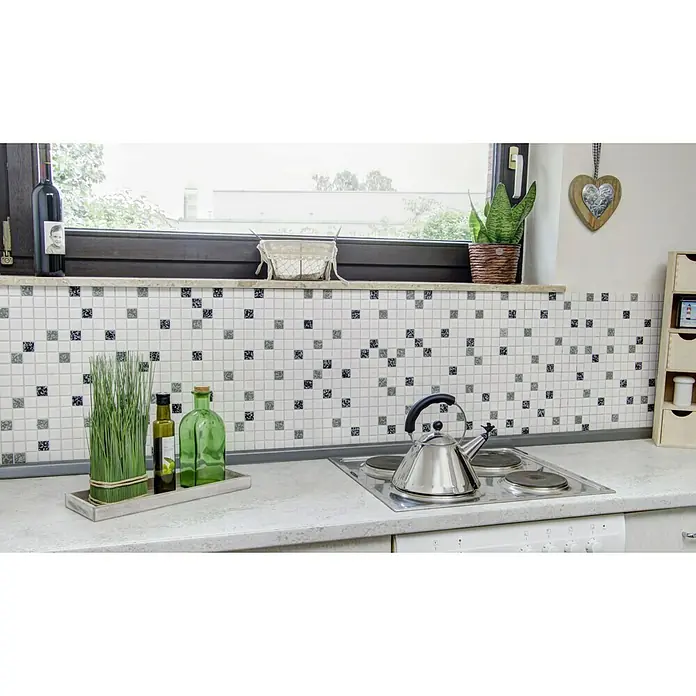 Mosaikfliese Quadrat Mix TD 180N - 30,5 x 30,5 cm, Weiß/Schwarz, Glänzend - Die Küche verfügt über stilvolle Mosaikfliesen mit kleinen schwarzen und grauen Quadraten, die eine moderne und ansprechende Optik verleihen.