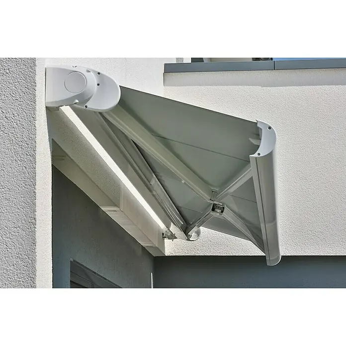 Deyo Limassol VollkassettenmarkiseBeige meliert, Farbe Gestell: Signalweiß, Breite: 5,5 m, Ausfall: 3,5 m - Nahaufnahme einer ausfahrbaren, weißen Markise, die an einer Wand befestigt ist und Schatten spendet.