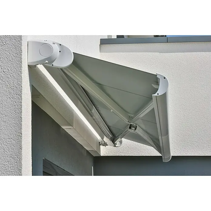 Deyo Limassol Vollkassettenmarkise - Grau/Bordeaux/Weiß, Farbe Gestell: Signalweiß, Breite: 5,5 m, Ausfall: 3,5 m - Nahaufnahme einer ausgefahrenen Gelenkarmmarkise an einer Hauswand, die Schatten spendet und das Gebäude optisch aufwertet.