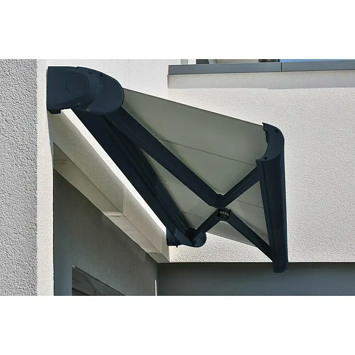 Deyo Limassol Vollkassettenmarkise - Anthrazit, Farbe Gestell: Anthrazitgrau Feinstruktur, Breite: 5,5 m, Ausfall: 3,5 m - Eine Markise mit grauem Gestell und beigem Stoff ist an einer Wand montiert und spendet Schatten.