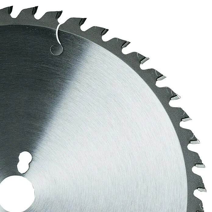 Scheppach Kreissägeblatt - 500 mm, Bohrung: 30 mm, Anzahl Zähne: 36 Stk. - Nahaufnahme eines Kreissägeblatts mit scharfen Zähnen, ideal für präzise Holzarbeiten und professionelle Anwendungen.
