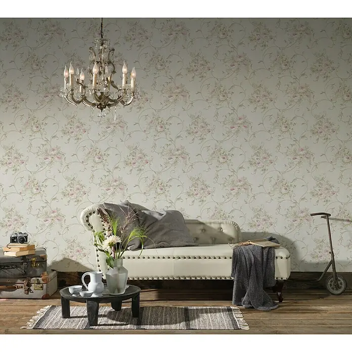 A.S. Création Romantico Vliestapete Blütenranke - Weiß/Rosé, Floral, 10,05 x 0,53 m - Innenraum mit einem eleganten Sofa, verziert mit einer floralen Tapete und einem Kronleuchter, der eine klassische Atmosphäre schafft.