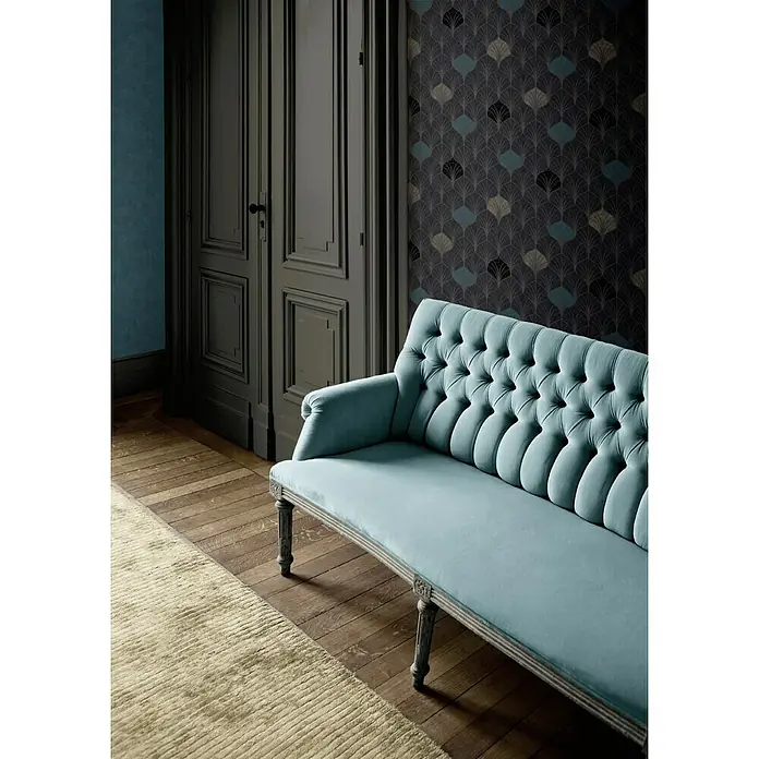 A.S. Création Pop Style Vliestapete Art Deco klein - Schwarz, Grafisch, 10,05 x 0,53 m - Elegantes blaues Sofa mit Knopfheftung in einem stilvollen Interieur.