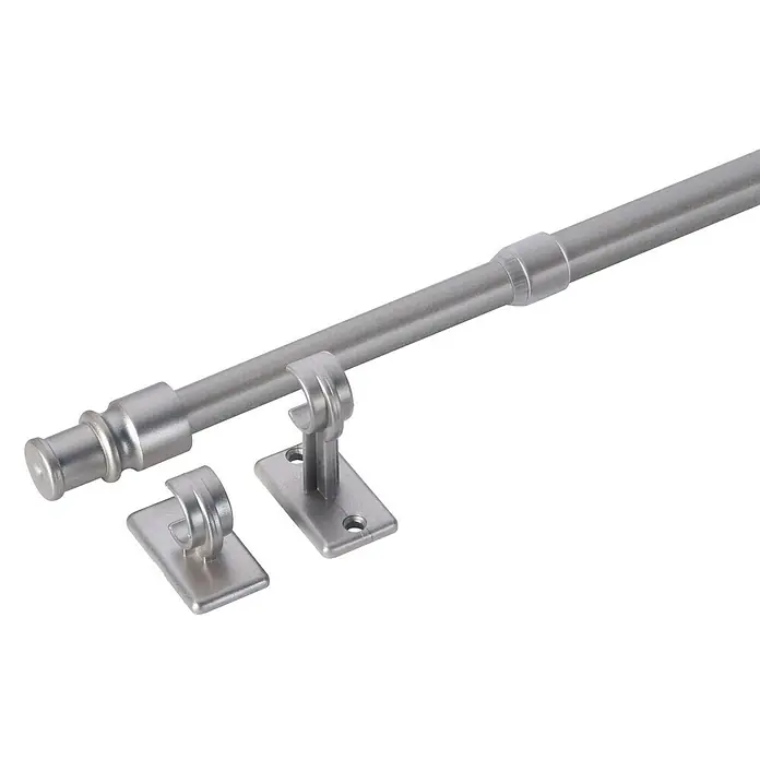 Expo Ambiente Cafehausstange Aura - Auszugslänge: 85 cm - 135 cm, Silber, 1 Stk. - Nahaufnahme einer silbernen verstellbaren Gardinenstange mit zwei Halterungen auf einem schwarzen Hintergrund.