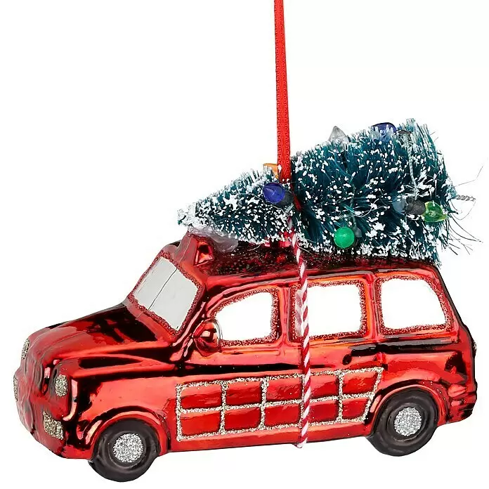 Christbaumschmuck - Rot, Grün, Glas - Glänzender roter Auto-Weihnachtsschmuck mit schneebedecktem Baum, bunten Lichtern und Glitzerdetails.