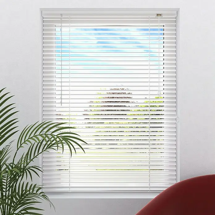 Expo Ambiente Jalousie II - B x H: 140 x 250 cm, Weiß, Aluminium - Nahaufnahme einer weißen Jalousie, die an einem Fenster hängt, und einen Blick nach draußen ermöglicht.
