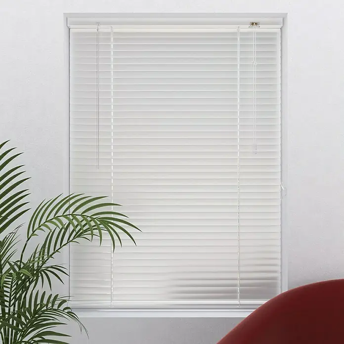 Expo Ambiente Jalousie II - B x H: 160 x 250 cm, Weiß, Aluminium - Ein Fenster mit weißen Jalousien, die fast geschlossen sind, spendet sanftes Licht und sorgt für Privatsphäre im Raum.