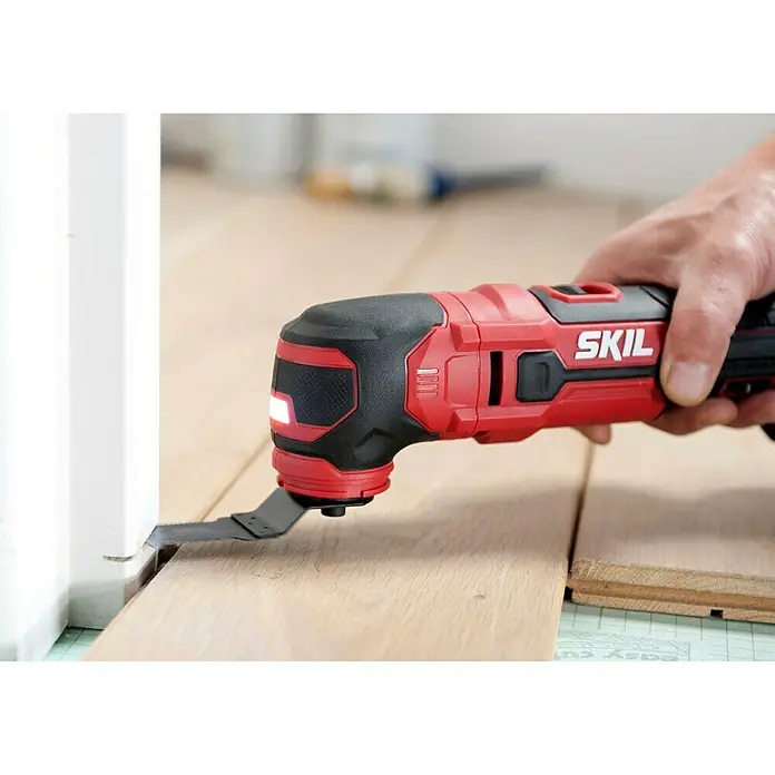 Skil PWRCore 20V Akku-Multifunktionswerkzeug 3620 CA - 20 V, Ohne Akku - SKIL Multifunktionswerkzeug im Einsatz zum Schneiden von Holz, mit rotem und schwarzem Design, das Präzision und Vielseitigkeit vereint.