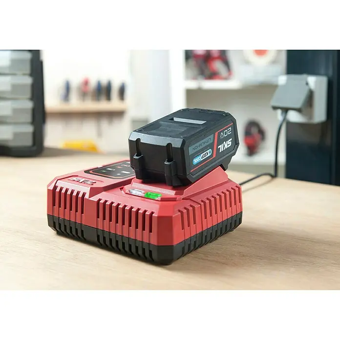 Skil PWRCore 20V Batería y cargador Energy Platform 3111 AA - 20 V, 1 batería, 4 Ah - Batería de iones de litio SKIL 20V en un cargador. La batería es negra con detalles en azul, el cargador es rojo con base negra.