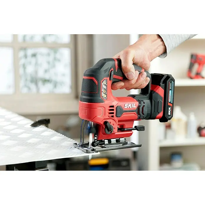 Skil PWRCore 20V Akku-Pendelhubstichsäge 3420 CA - 20 V, Ohne Akku, Leerlaufhubzahl: 0 /min - 2.800 /min - Die SKIL Akku-Stichsäge wird verwendet, um ein Stück Metall zu schneiden. Präzise Schnitte mit hoher Leistung dank des 20V Akkus.