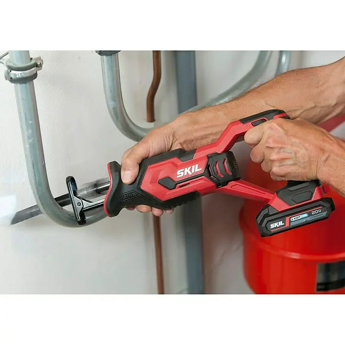 Skil PWRCore 20V Akku-Säbelsäge 3470 CA - 20 V, Ohne Akku, Leerlaufhubzahl: 0 /min - 3.000 /min - Akkubetriebene SKIL-Säbelsäge in Aktion, die ein Metallrohr durchtrennt. Ideal für Heimwerker und Profis, mit 20V Leistung.