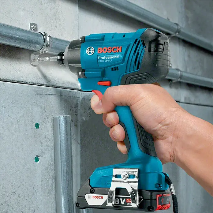 Bosch Professional AMPShare 18V Llave de impacto giratoria de batería GDR18-160 - 18 V, 2 baterías, 2 Ah - Primer plano de una llave de impacto inalámbrica Bosch GDR 180-LI apretando un tornillo. Herramienta potente.