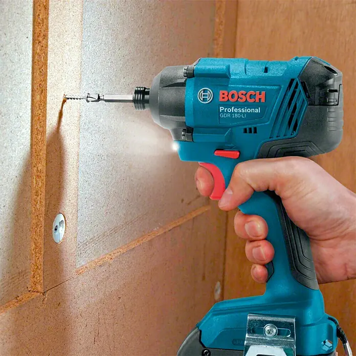 Bosch Professional AMPShare 18V Llave de impacto giratoria de batería GDR18-160 - 18 V, 2 baterías, 2 Ah - Primer plano de un atornillador de impacto inalámbrico Bosch GDR 180-LI atornillando en un trozo de madera.