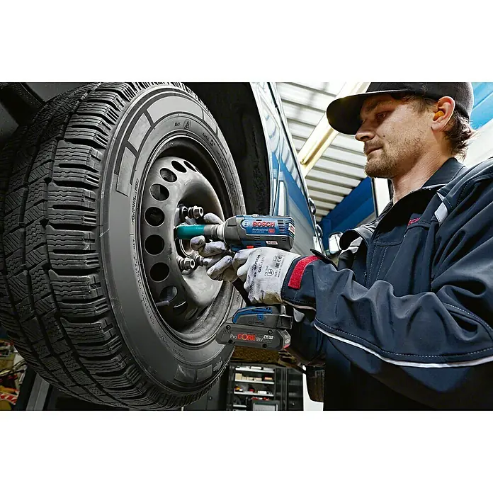 Bosch Professional AMPShare 18V Taladro atornillador de batería GDS 18 V-LI - 18 V, 2 baterías, 4 Ah, 300 Nm - Un mecánico usa una llave de impacto inalámbrica Bosch para apretar las tuercas de una llanta de coche.