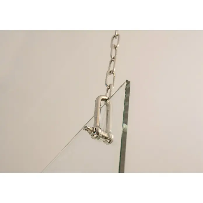 Room Plaza Abhänge-Set - Passend für: Room Plaza Hygieneschutzglas - Nahaufnahme einer hängenden Glasscheibe, gehalten von einer Metallhalterung mit einer Kette, vor einem neutralen Hintergrund.