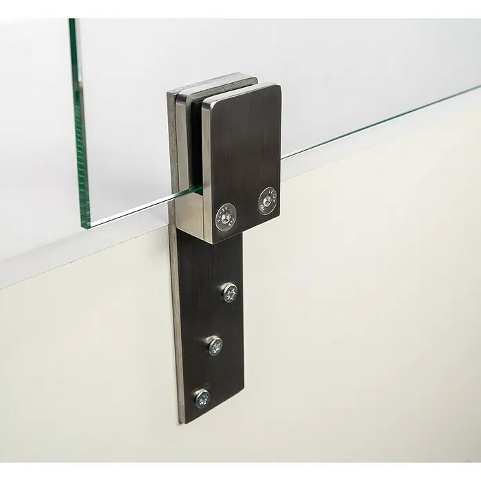 Room Plaza Thekenhalter - 139 x 40 mm, Edelstahl, Passend für: Room Plaza Hygieneschutzglas - Nahaufnahme einer Glasgeländerhalterung mit Metallbefestigung an einer weißen Wand. Die Halterung sichert eine Glasscheibe stabil.