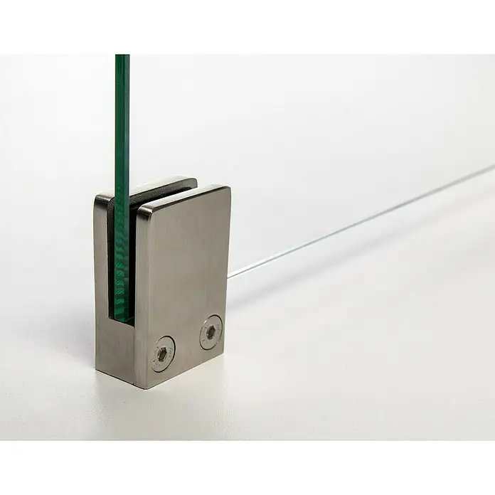Room Plaza Halter - 59 x 40 mm, Edelstahl, Passend für: Room Plaza Hygieneschutzglas - Diese Nahaufnahme zeigt einen Glasklemmenhalter aus Edelstahl, der ein Stück Glas sicher fixiert und eine elegante Optik bietet.