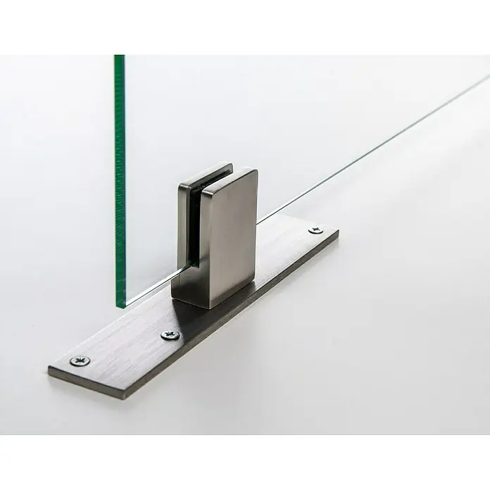 Room Plaza Standfuß - 200 x 40 mm, Edelstahl, Passend für: Room Plaza Hygieneschutzglas - Nahaufnahme einer Glasklemme aus gebürstetem Nickel, die eine Glasscheibe an einer Tischplatte befestigt und eine elegante Note verleiht.