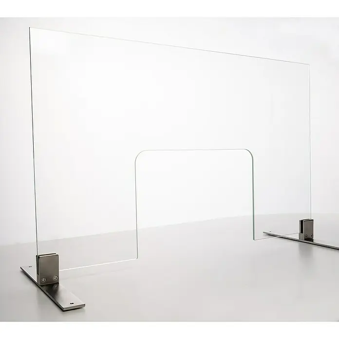 Room Plaza Hygieneschutzglas mit Durchreiche - 800 x 700 mm, Einscheibensicherheitsglas (ESG) - Eine transparente Thekenaufsatzscheibe mit einer Aussparung in der Mitte und silbernen Metallstützen für den sicheren Stand.
