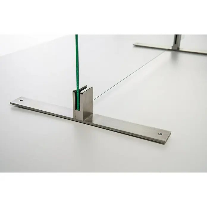 Room Plaza Standfuß - 350 x 40 mm, Edelstahl, Passend für: Room Plaza Hygieneschutzglas - Nahaufnahme einer transparenten Glasscheibe, die von einem silbernen Halterungsfuß auf einer glatten, weißen Oberfläche gehalten wird.