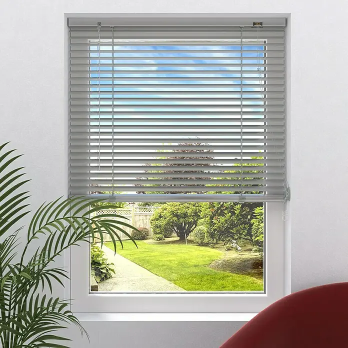 Expo Ambiente Jalousie II - B x H: 110 x 250 cm, Silber, Aluminium - Ein Fenster mit geschlossenen Jalousien, das einen Blick auf einen Garten im Freien bietet. Das Produkt ist eine Jalousie zur Lichtsteuerung.